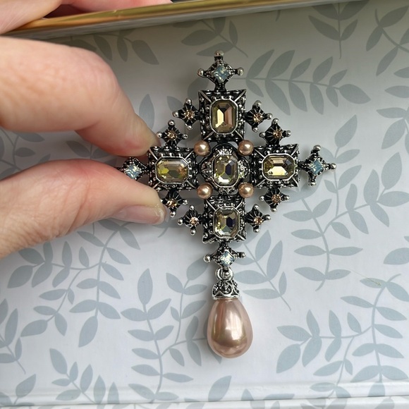 Jewelry - Brooch- Vintage Shape, NIP